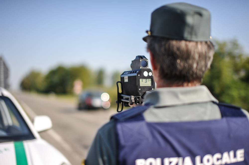Polizia ocale con autovelox: assicurazione stradale con tutele legali.