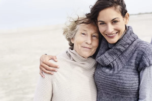 Figlia adulta e mamma anziana